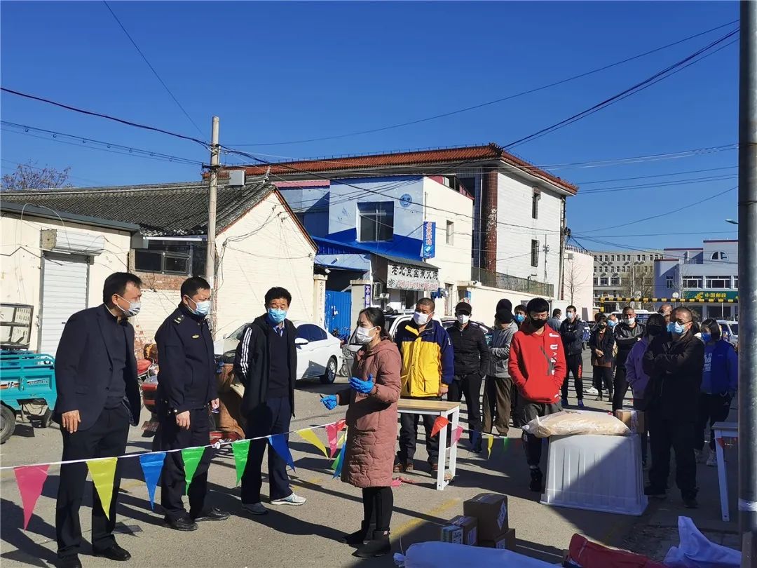 密云区太师屯镇政府解难题 商家送锦旗