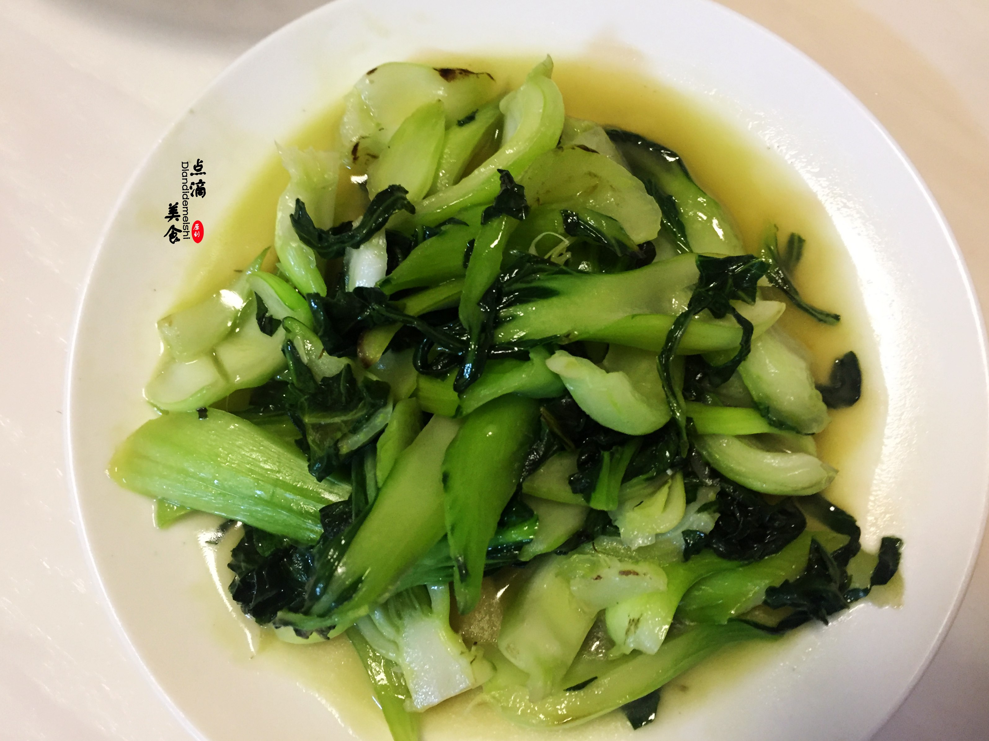 清炒青菜,青菜洗净切细条,放入锅内清炒,加盐和鸡精调味即可