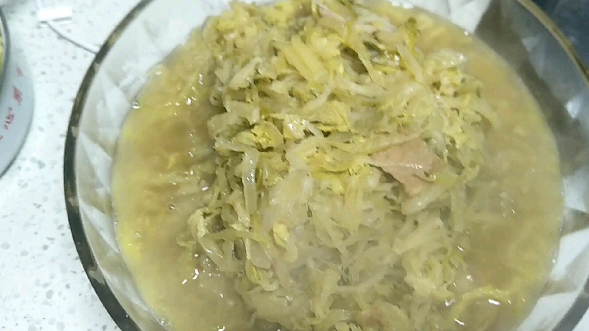 远嫁媳妇,酸菜这样做才好吃,正宗东北酸菜炖肉,真下饭