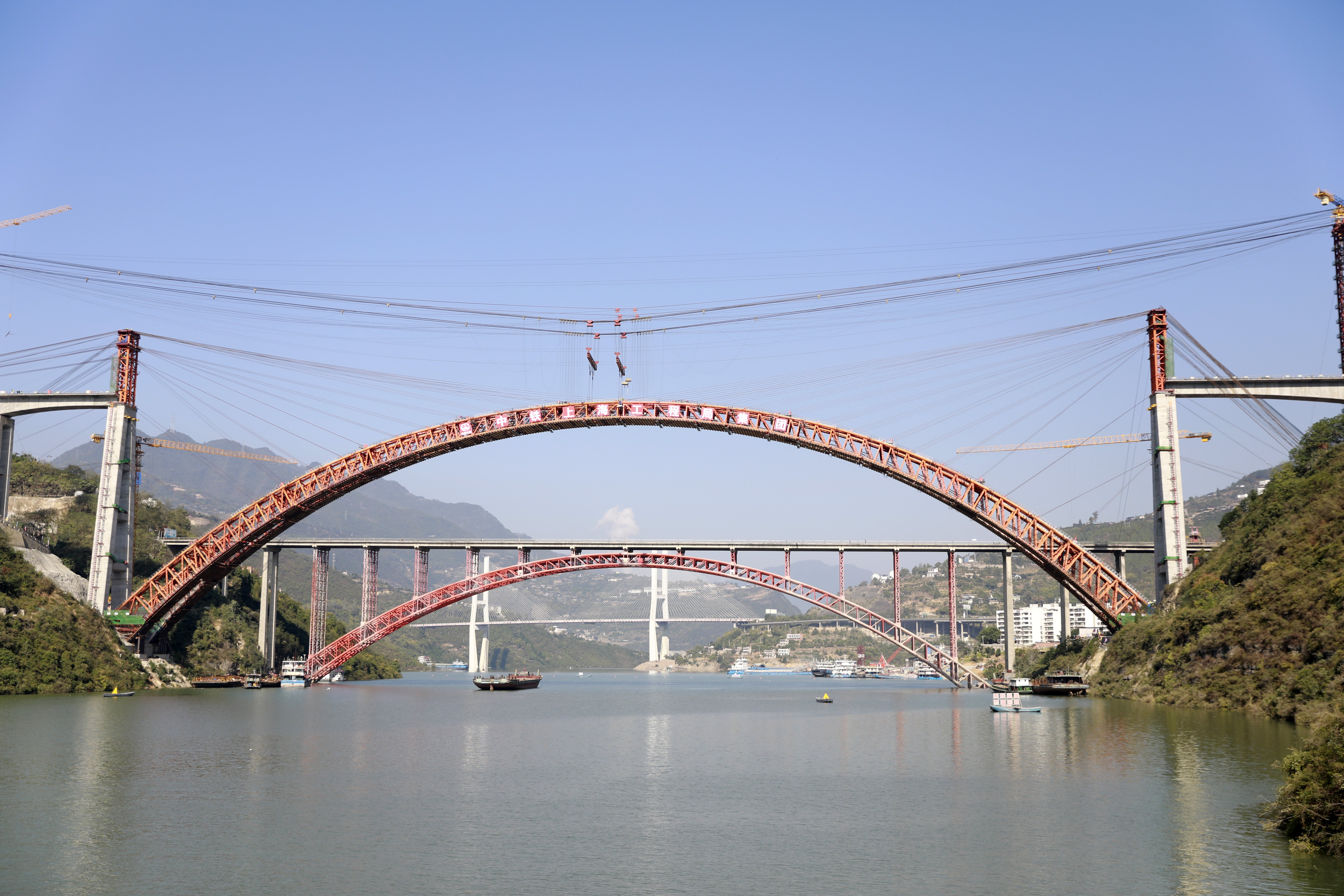 郑万高铁梅溪河双线特大桥主拱顺利合龙(4)