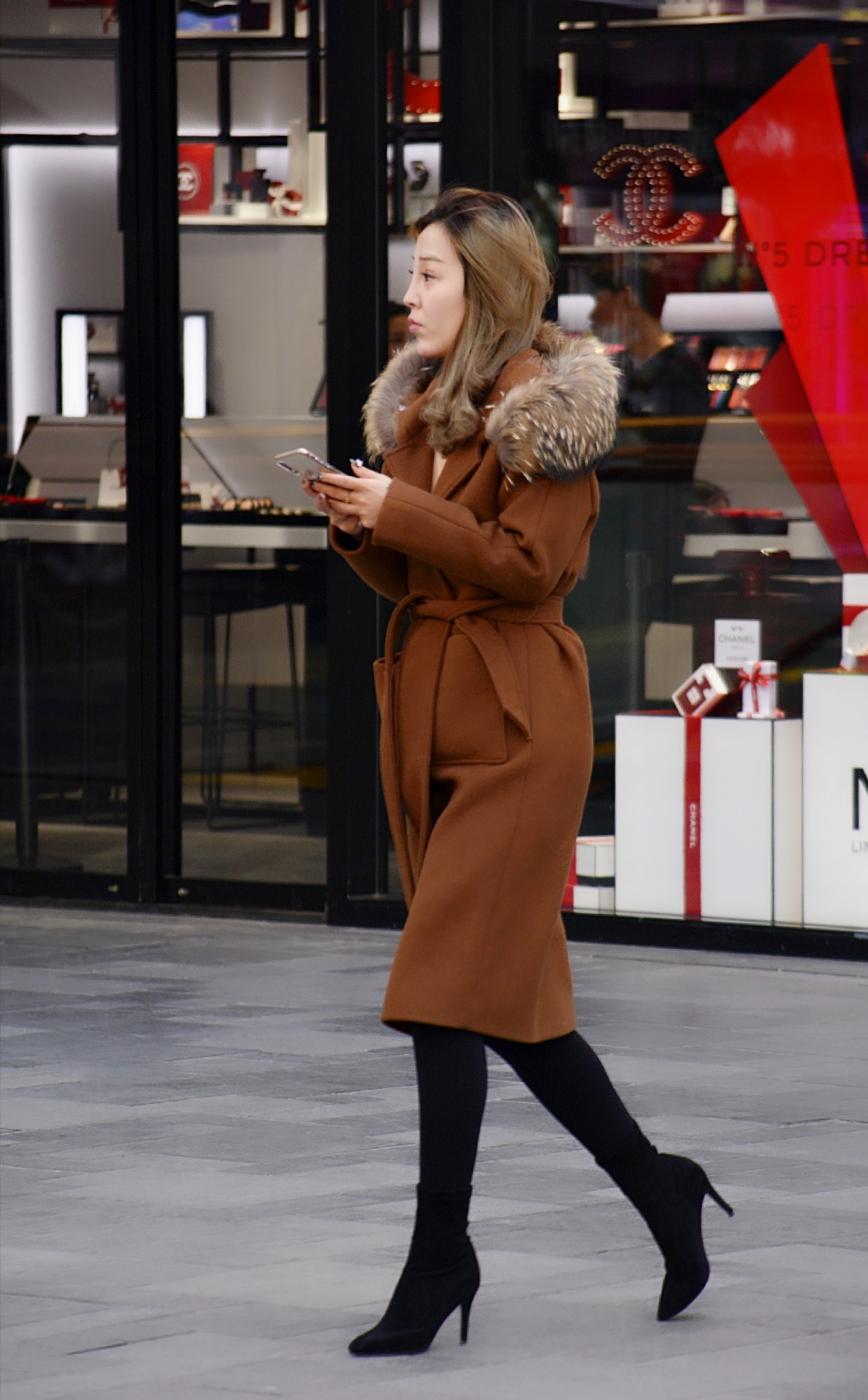 北京街拍:穿细高跟短靴的女孩,美丽时尚又显气质