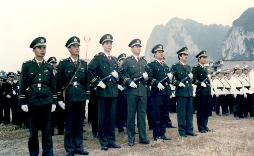 1950年,共和国警察有了真正意义上第一套制服.