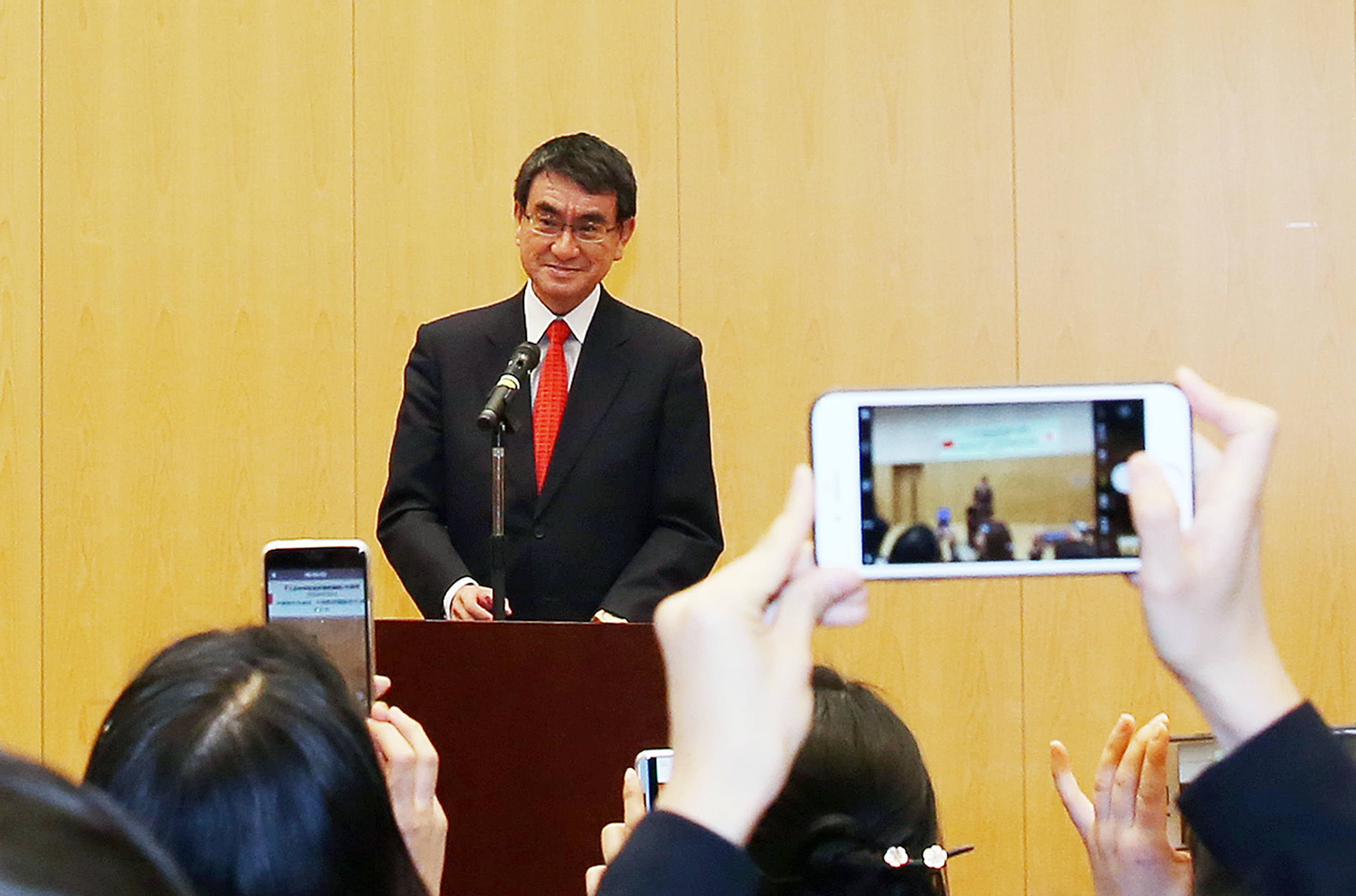 日本外相河野太郎欢送100余名中国青年访日,10分钟就说了这个