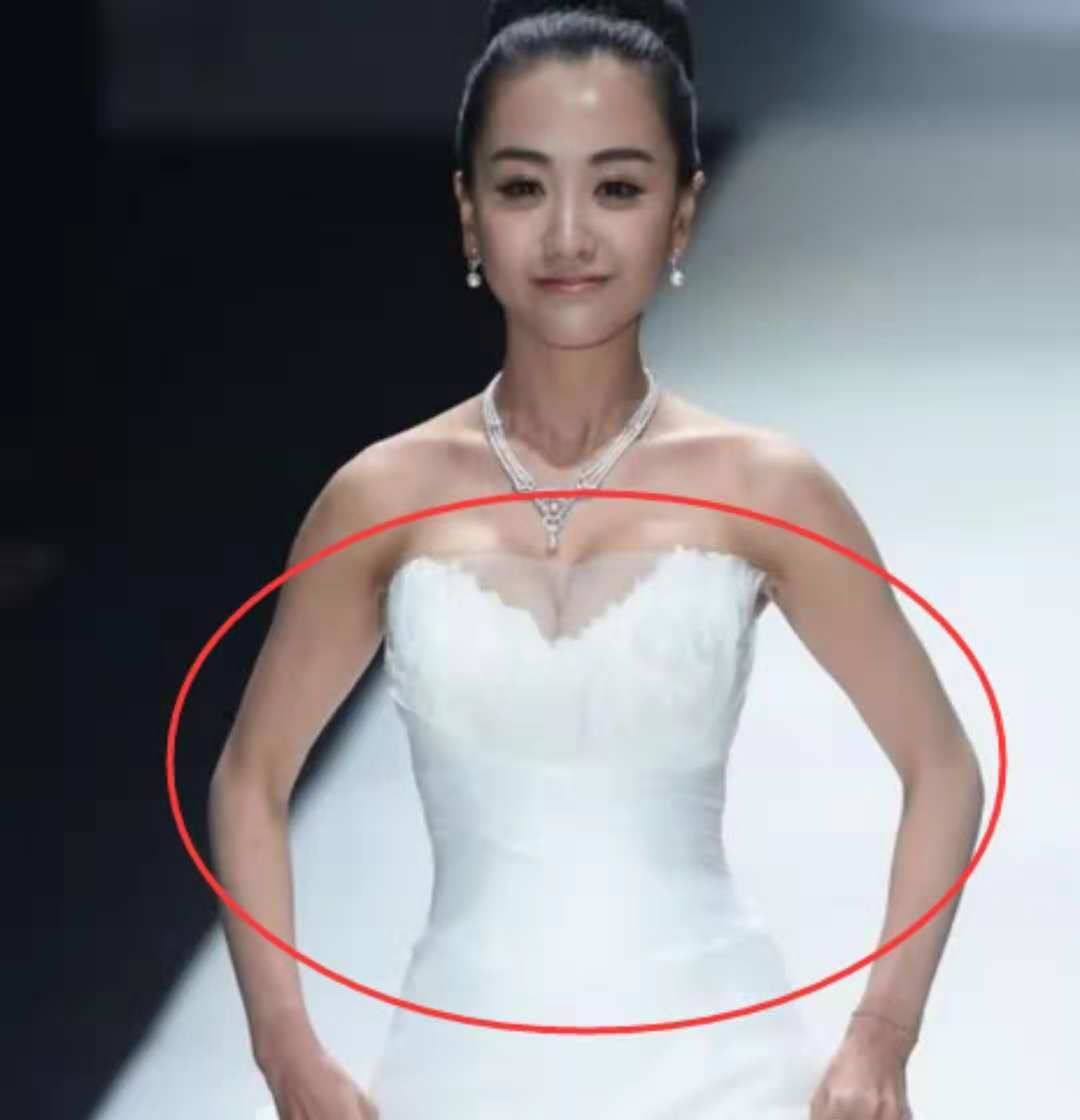 杨蓉出席活动大秀性感,傲人上围美翻众人,身高是得罪了摄影师?