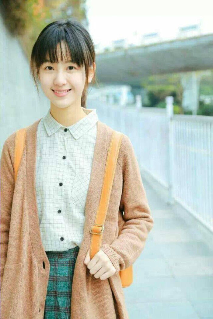 今日焦点:陈都灵|陈都灵酒红色西装甜美又帅气,鞋子却毁美感:坡跟鞋配