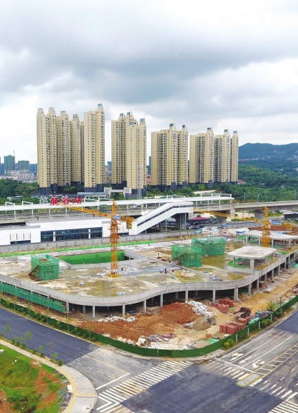 掀开"新盖头" 城铁麓谷站站前广场主体封顶