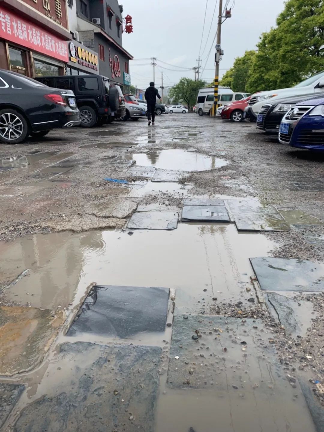 一下雨就变"积水潭",这些家门口的低洼路谁来管?