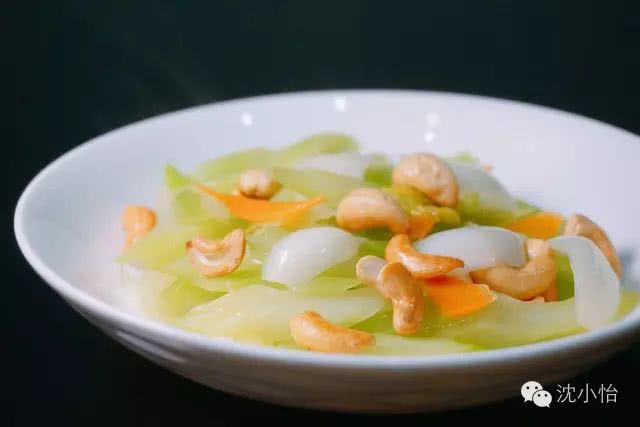 西芹百合腰果,又脆又香的一道菜!