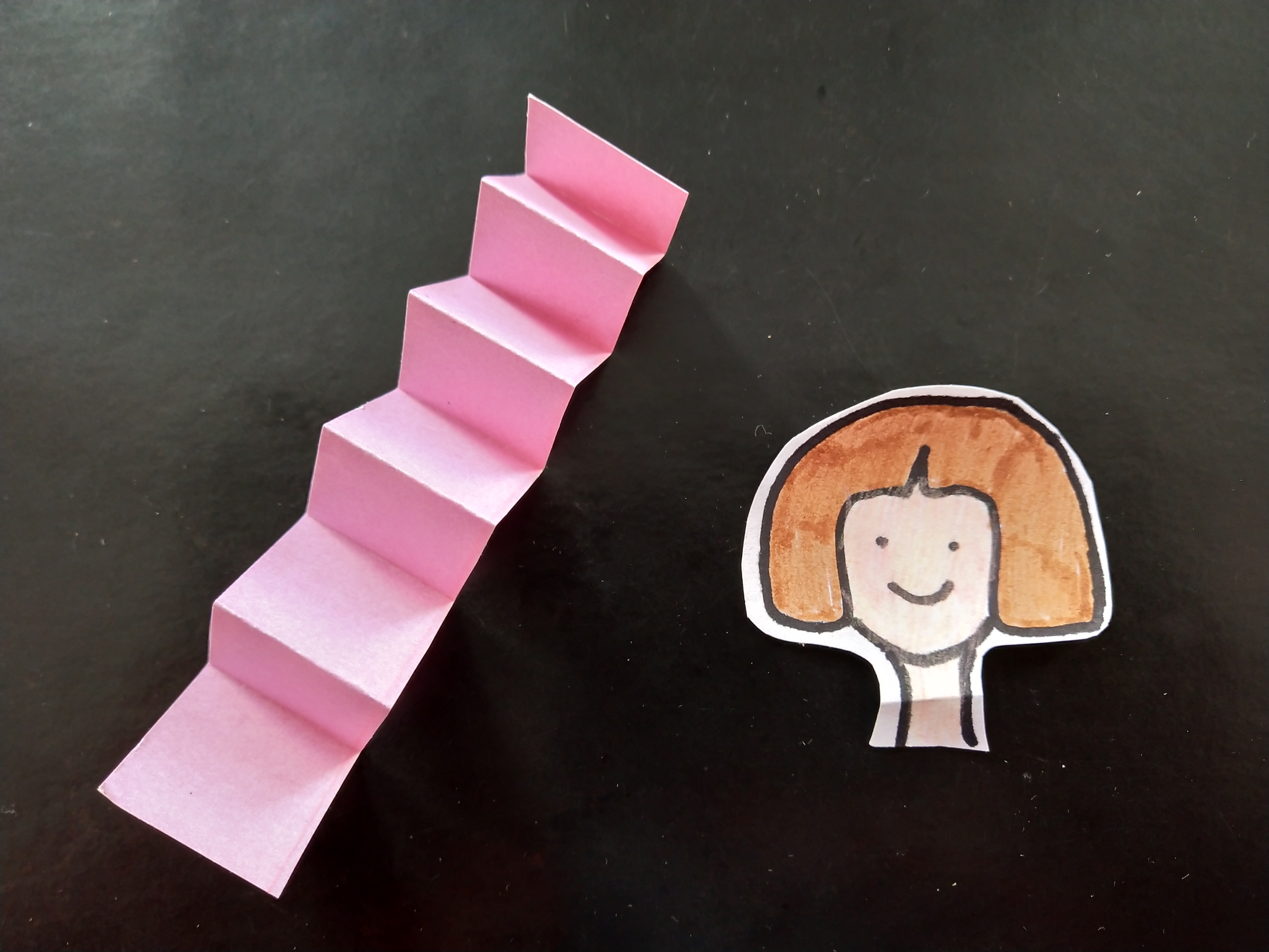 把纸条折叠起来.