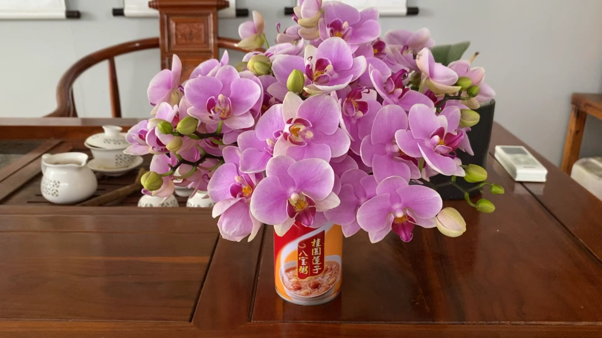 艺术源于生活,八宝粥的罐子衬托出鲜花的美丽