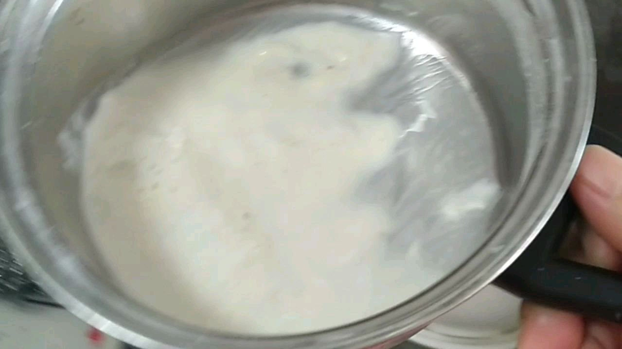 用老酵面蒸馒头要注意一个细节,就是泡老酵面头的浮水一定要倒掉