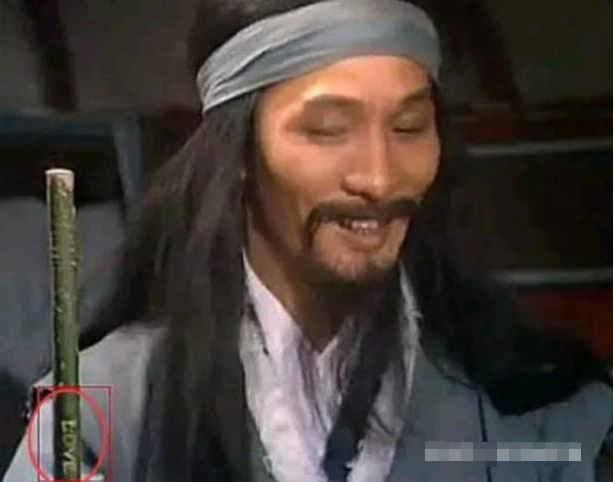 搞笑穿帮镜头,丐帮长老棍子上出现英文,网友:这是要向