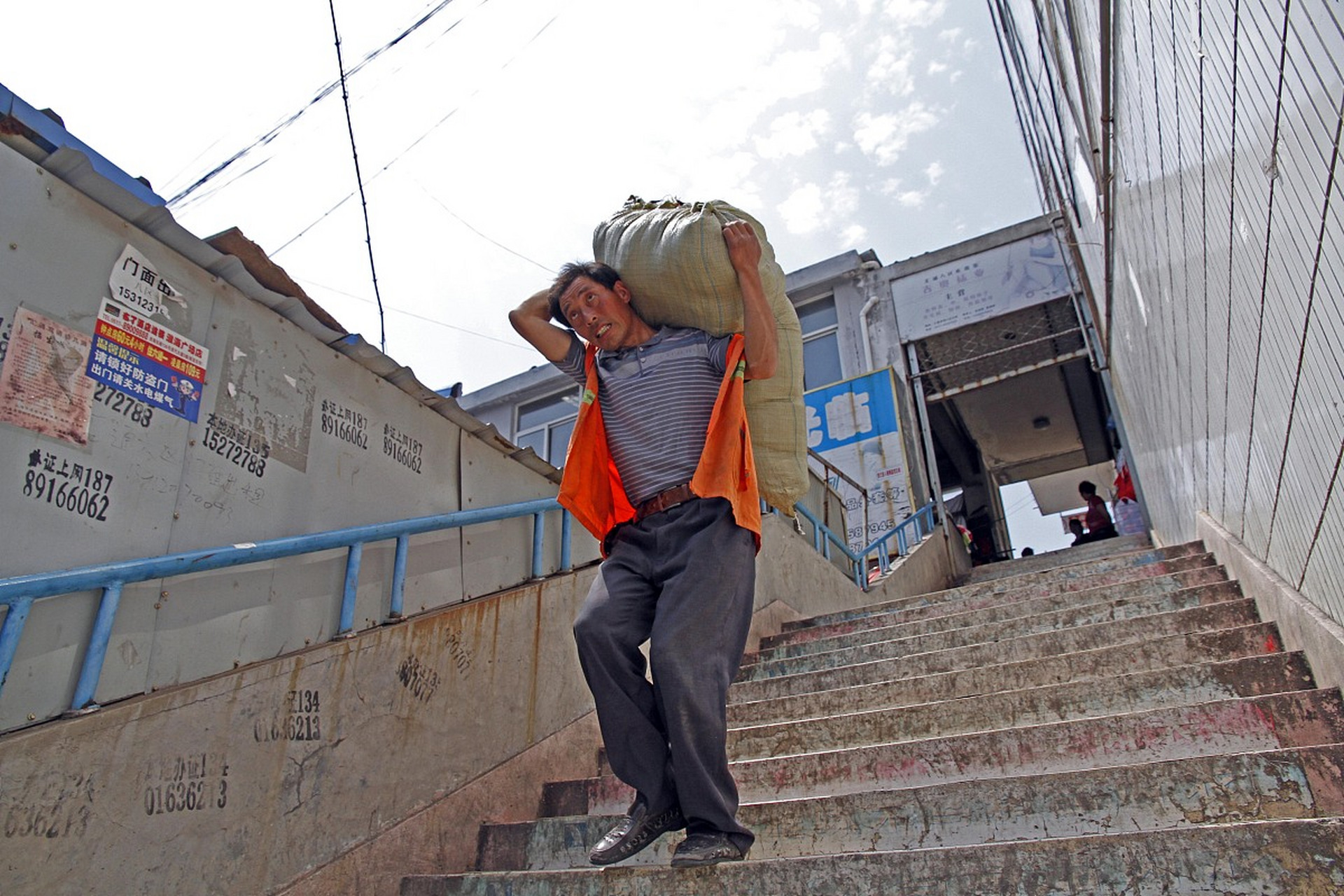 你是否曾经想过,有些人因为生活的压力,选择了一份与众不同的职业?