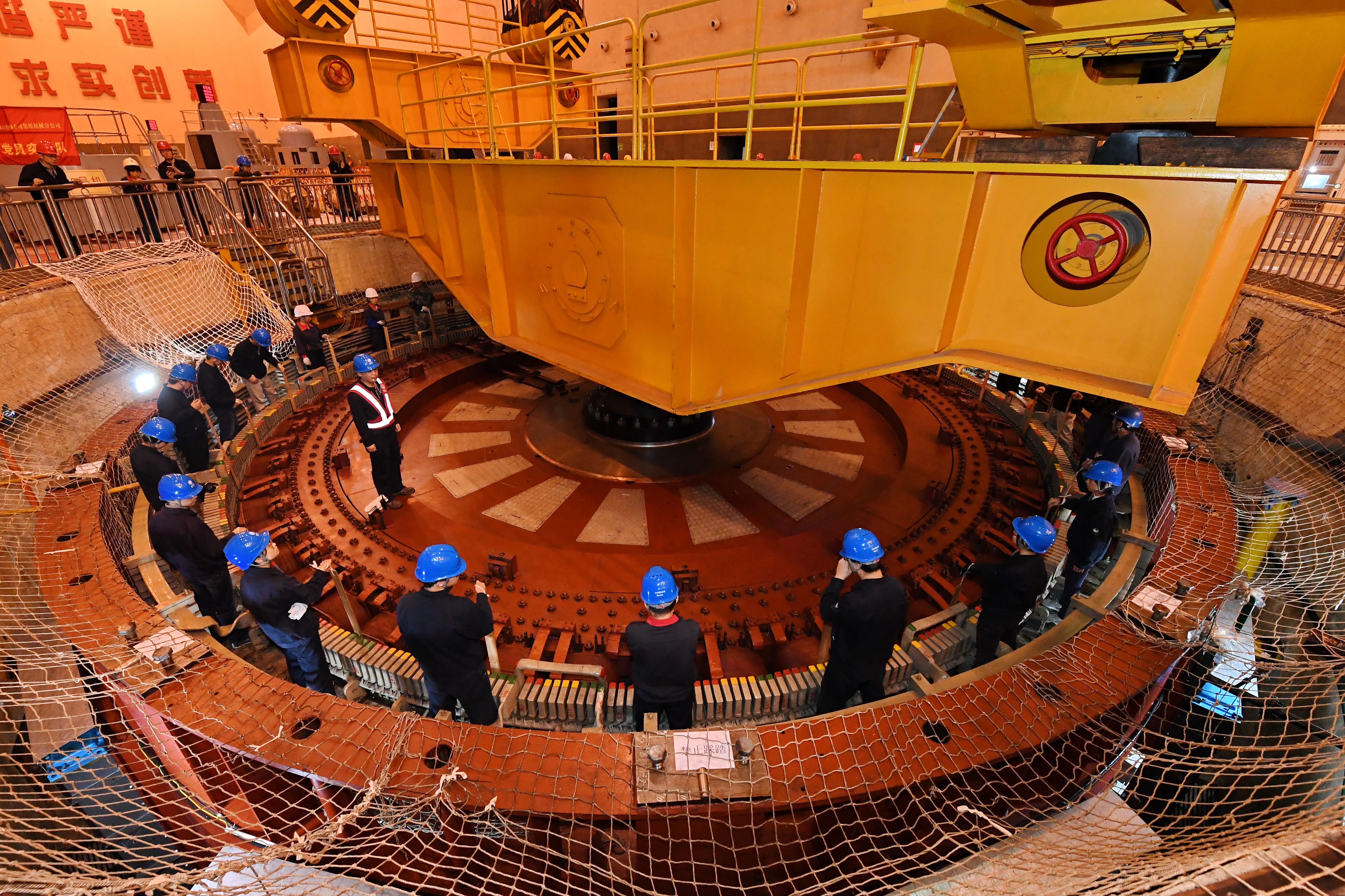 福建水口水电站5号发电机大修起吊成功(3)