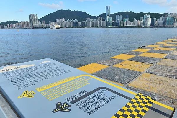 原跑道上黑黄相间的棋盘格标记,和编号"13"都被保留了下来.