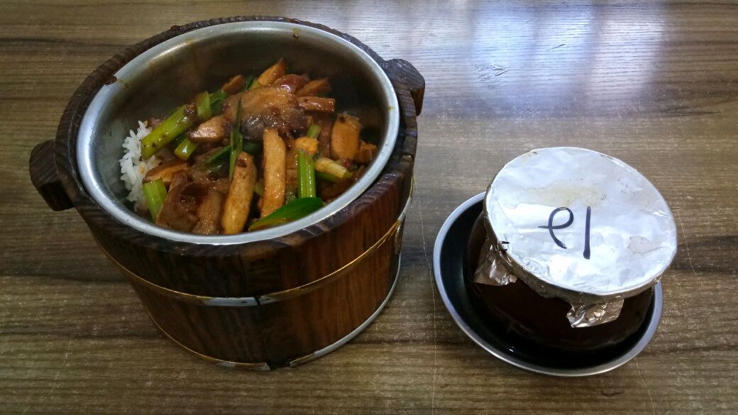 河南洛阳中饭吃的,山药排骨瓦罐汤和辣椒香干木筒饭,味道真不错