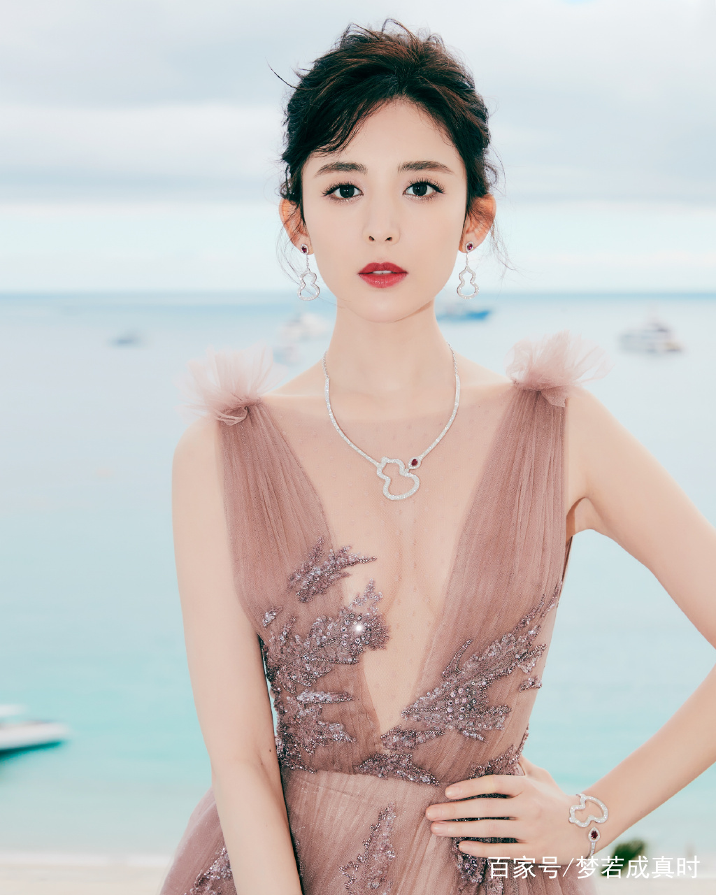 古力娜扎内衣图片大全_古力娜扎性感内衣