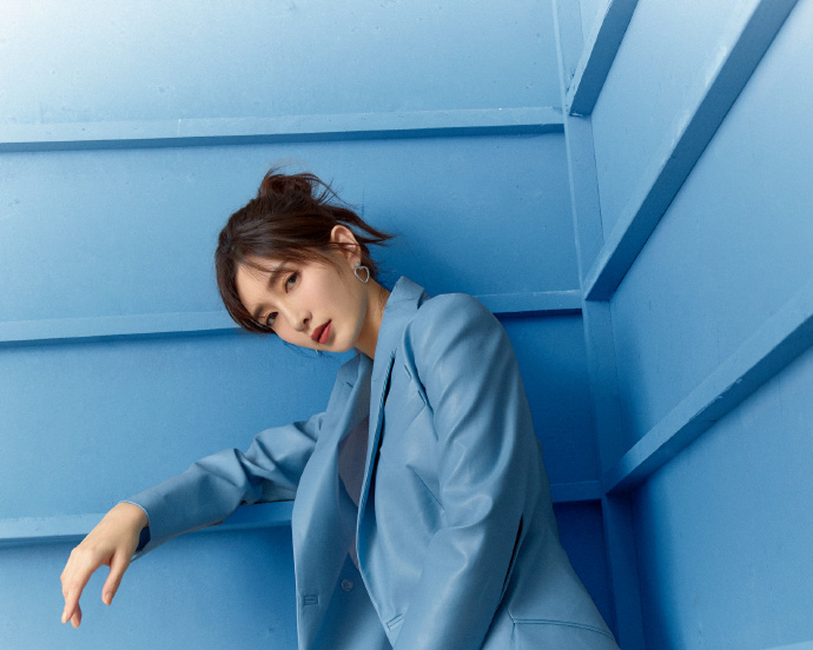 江疏影参加五五购物节全球大直播活动造型,蓝色皮质廓形西装又a又飒