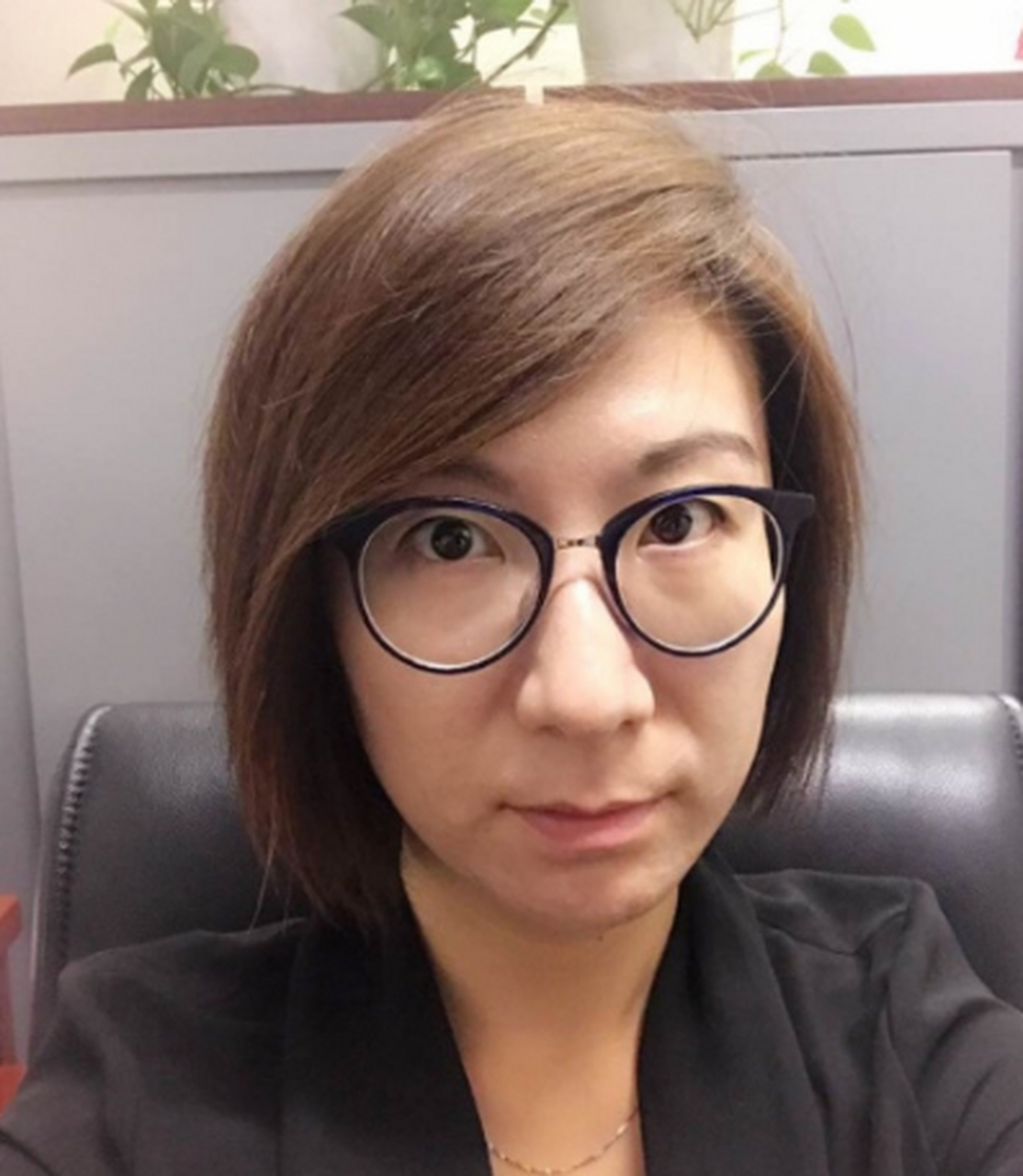 整个面相看起来除了有点孤峰独耸以外没有什么大毛病,但是鼻子大的也