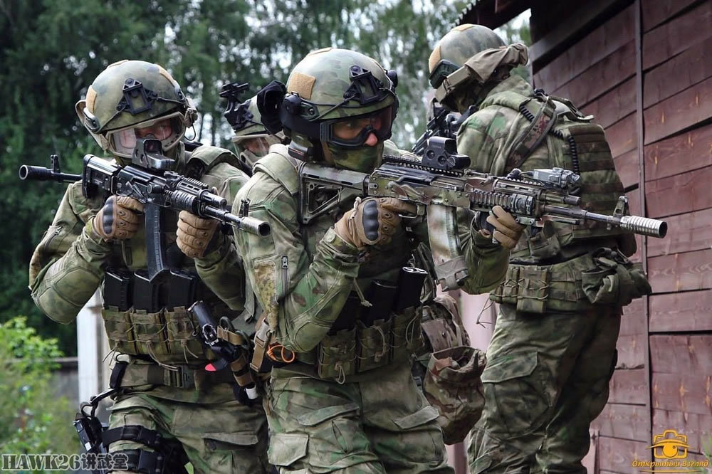 俄罗斯特种部队实弹演习 机枪手凭弹链背包持续压制敌方