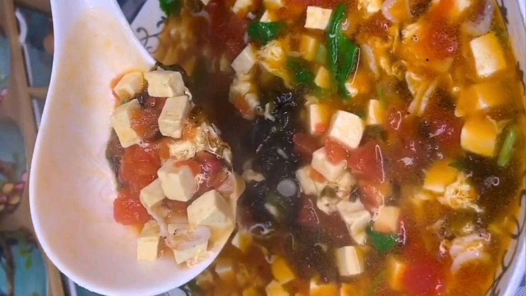 1块豆腐1个西红柿1个鸡蛋做出的汤 营养好喝刚上桌就被抢光了