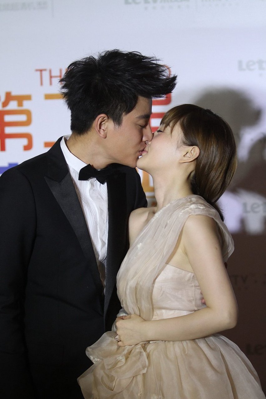 演员李小璐说,贾乃亮追求我的时候,买了一捧鲜花,紫色玫瑰,一百多朵