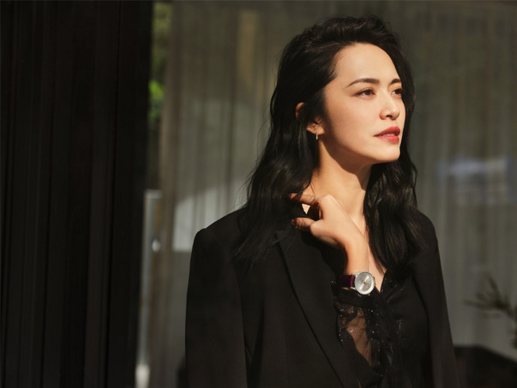 姚晨最新的广告片,穿一身黑色西装配上波浪卷发知性温婉,"大美姚"魅力