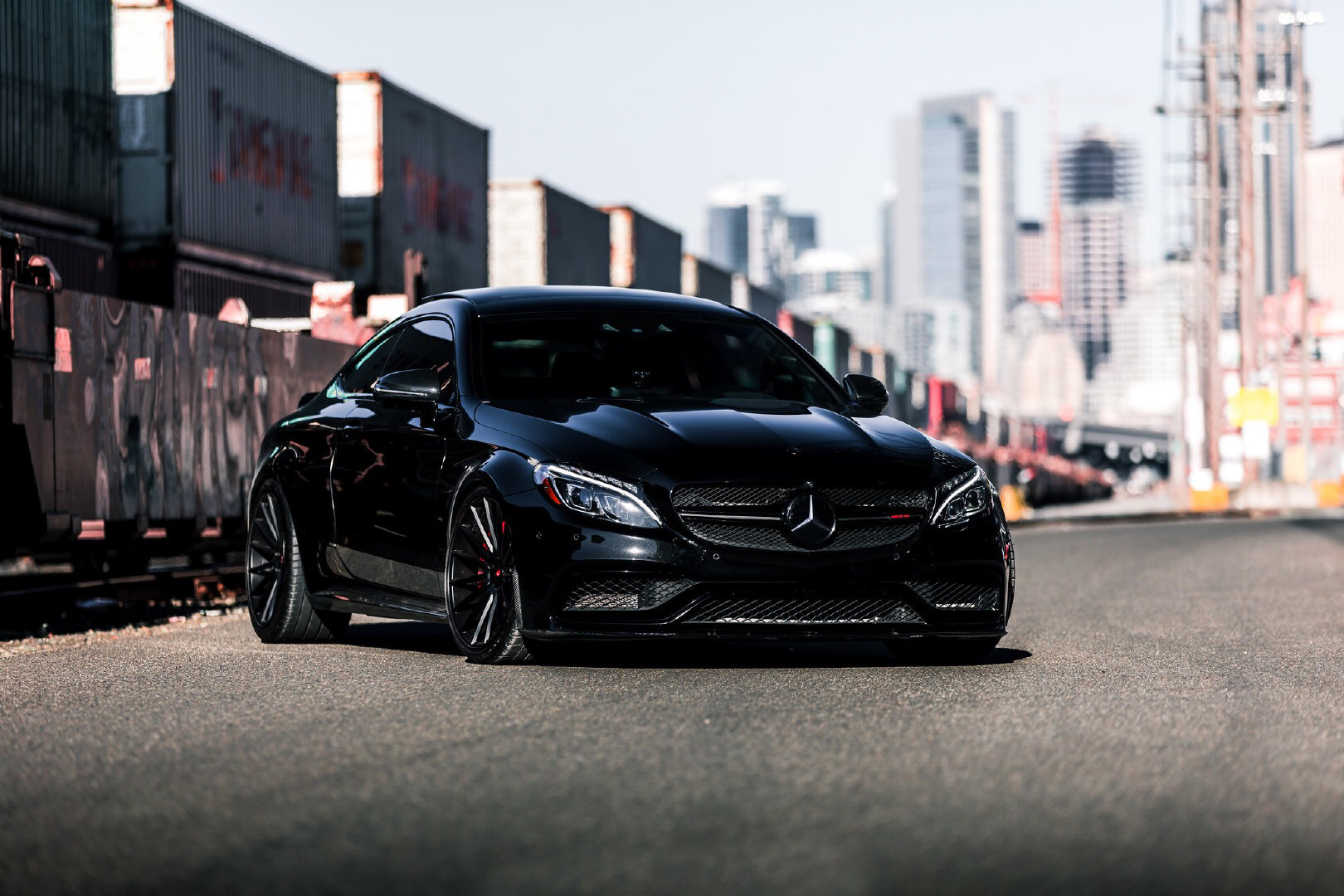 跑车美图:全车黑化后的奔驰c63 s coupe