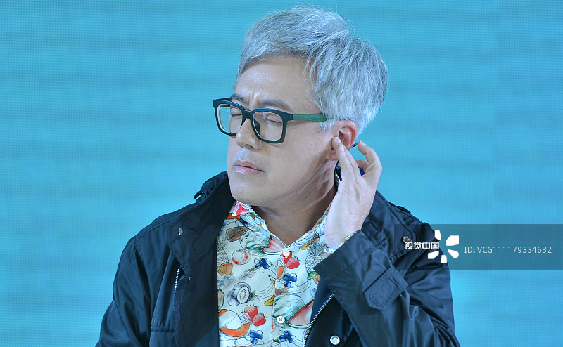 51岁张宇满头白发尽显老态 曾因无限期停工引粉丝心疼