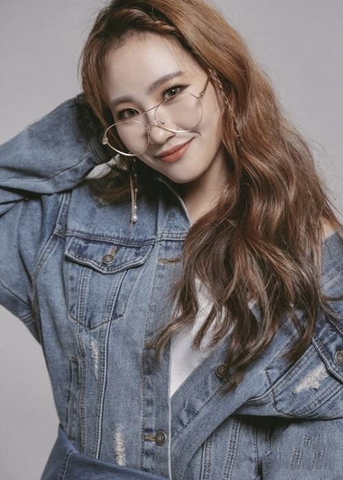 赵贤雅发布最新时尚写真 百变造型性感时尚