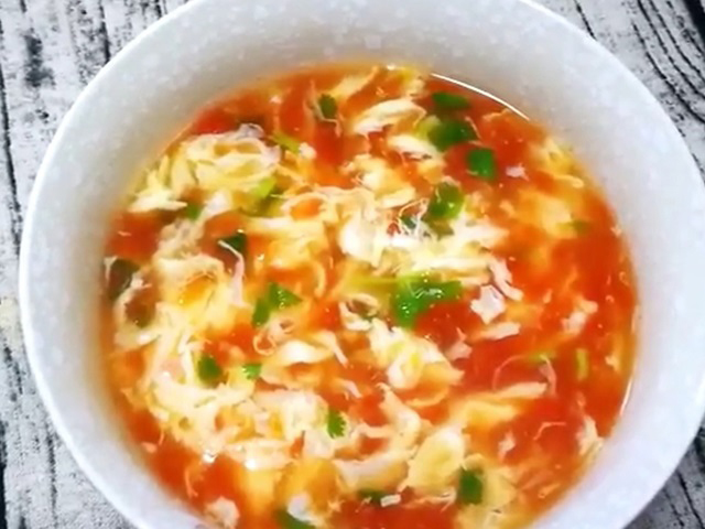西红柿蛋花汤,千万不可直接倒鸡蛋,多做这1步,味不寡淡,特香