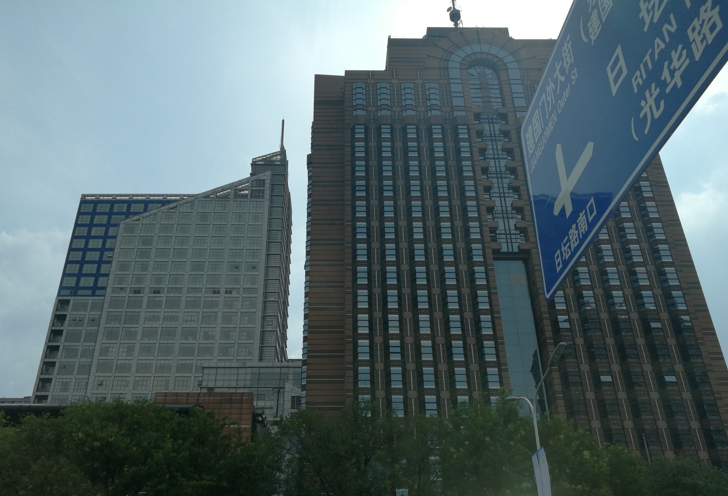北京建外大街的城市天际线:摩天大楼很壮观,但是略微显得压抑