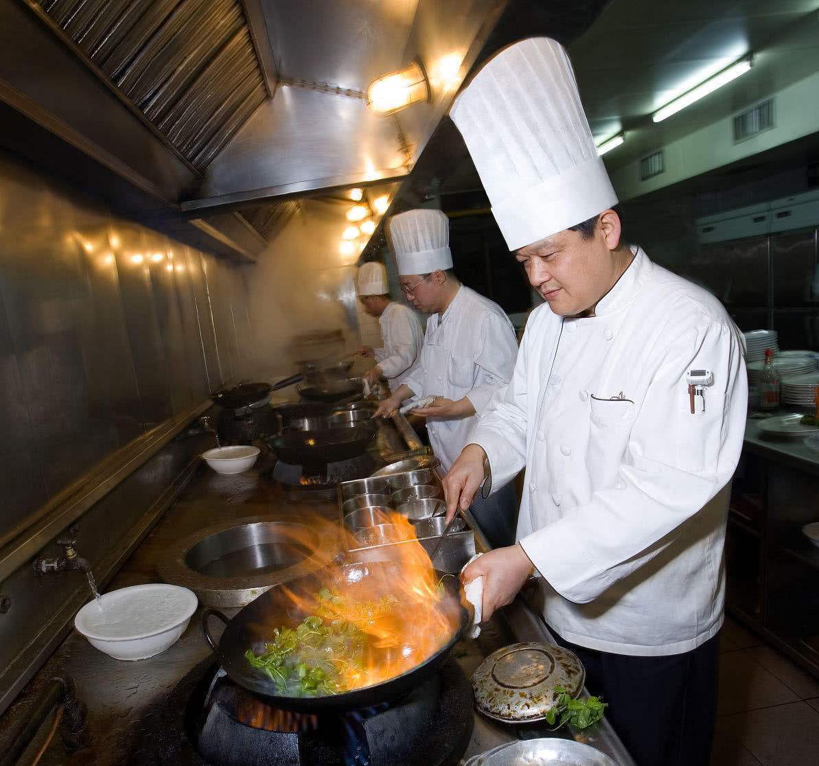 老外到中国,吃饭时被中国厨师吓到:中国人都用明火炒菜?没见识