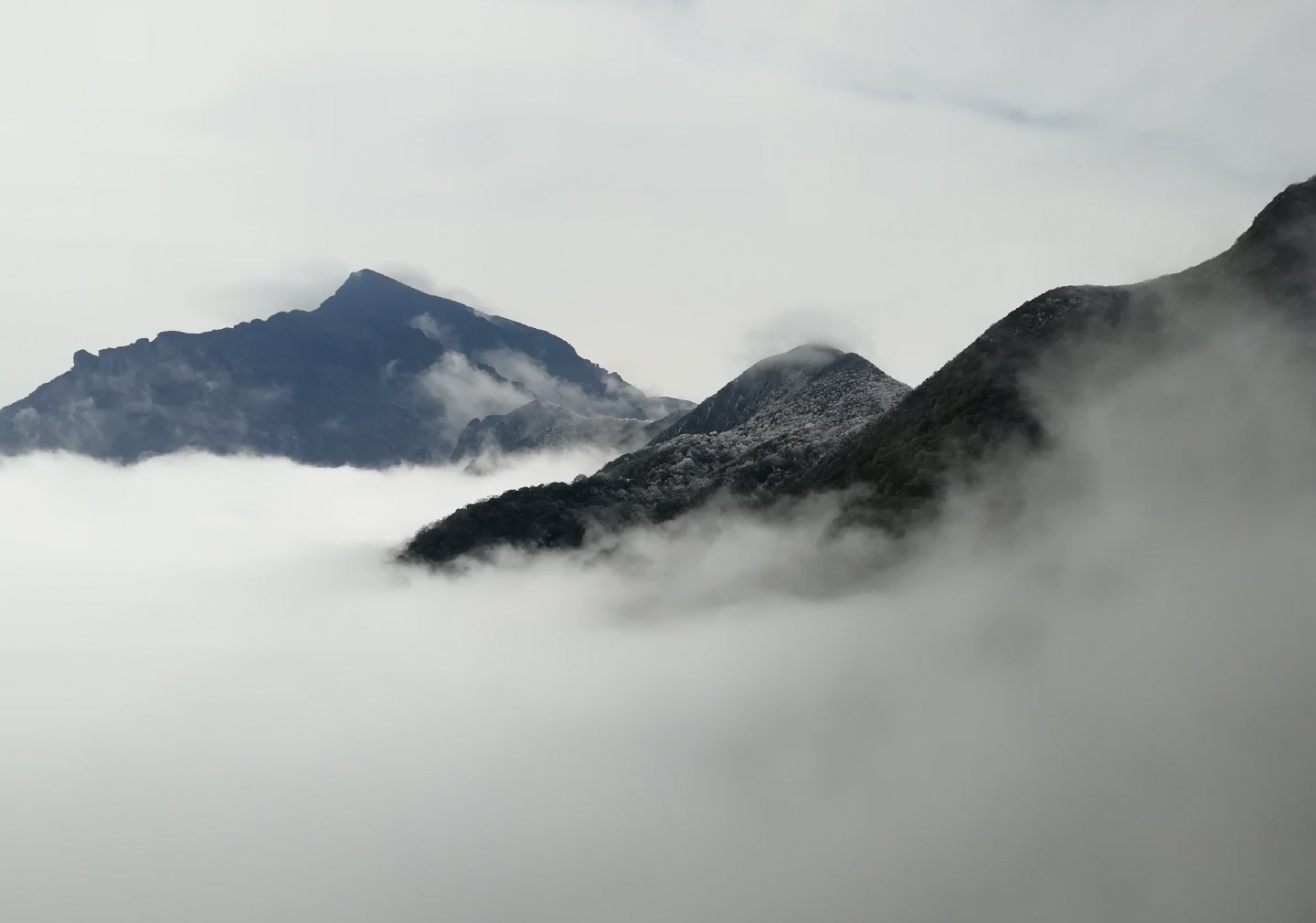 神圣的梵净山,盖上一层雪更是人间仙境