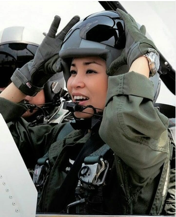 泰国王后素提达的双面,穿上军装英姿飒爽,看到自己的画像娇羞了