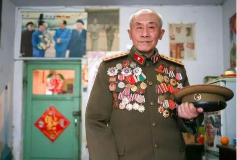 肖万长的军旅生涯一共获得了10个一等功,12个二等功,虽然他一生立功无