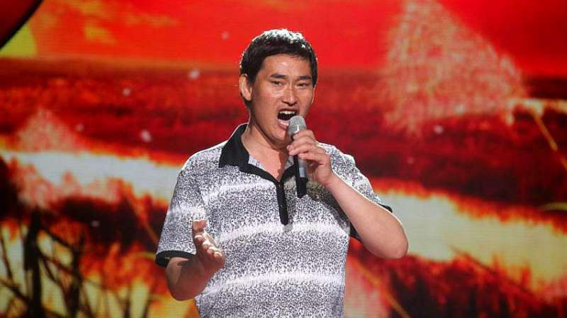 大衣哥朱之文现场演唱歌曲《庄稼人》,成名后不忘本的农民大哥,音乐,民族,好看视频