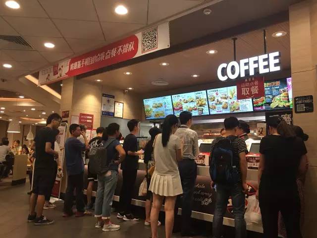 为什么排队吃肯德基比较好?听吃货说完,感觉这队排得太值了!