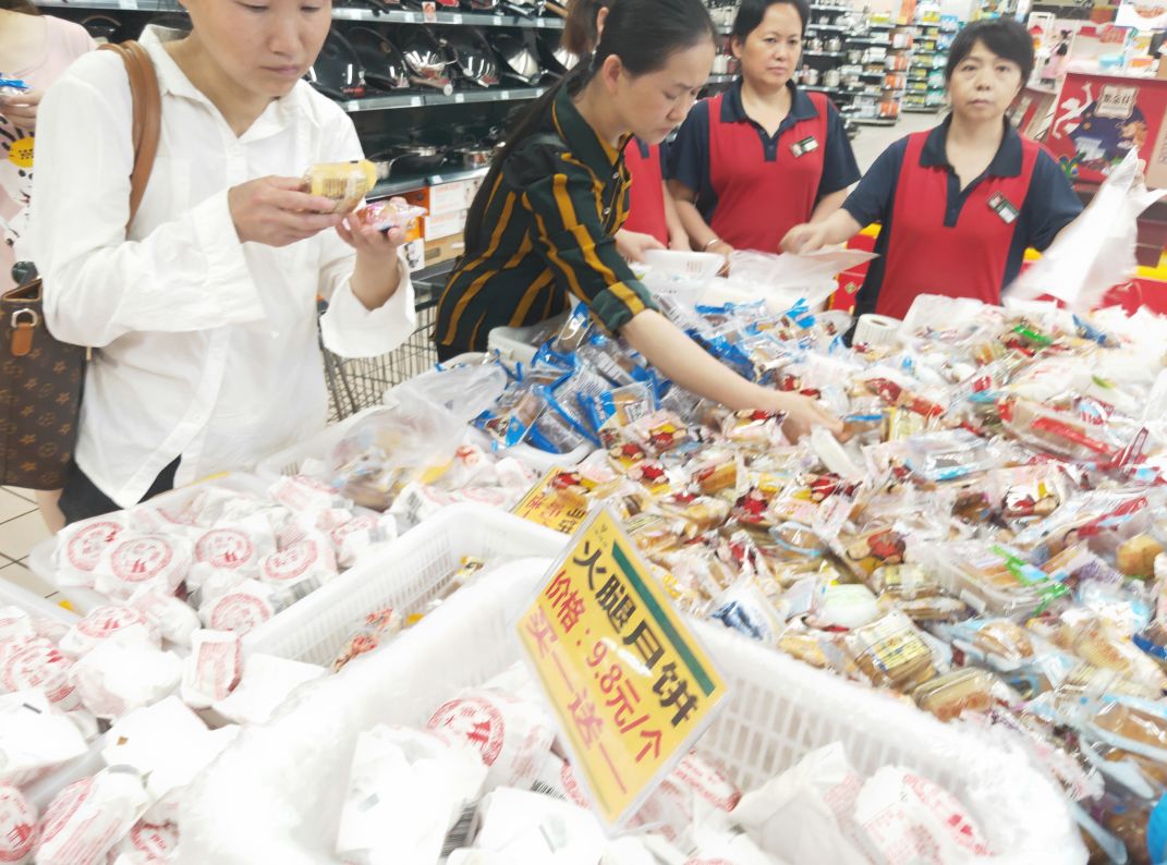 月饼价格大"跳水"!超市导购"清货":卖完回家过节