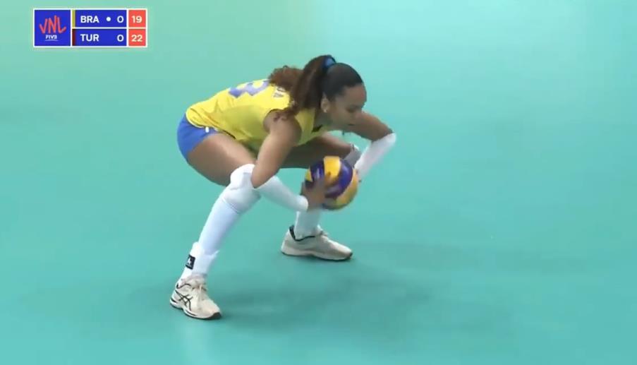 国际排联专访阿曼达:下蹲式发球让我背痛 但为了巴西女排我愿意