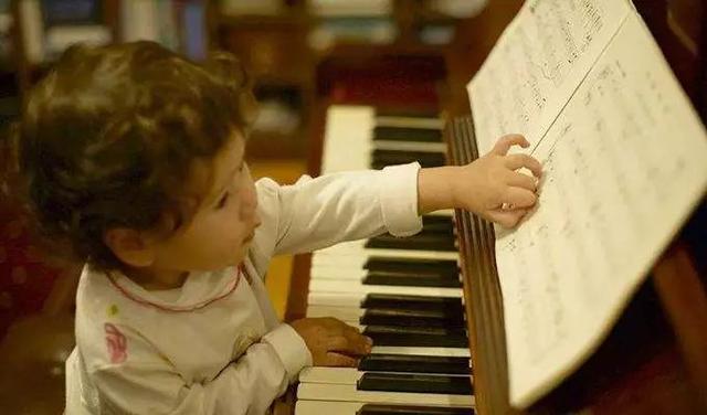 就说明孩子很有音乐天赋,可能是未来的贝多芬,莫扎特也说