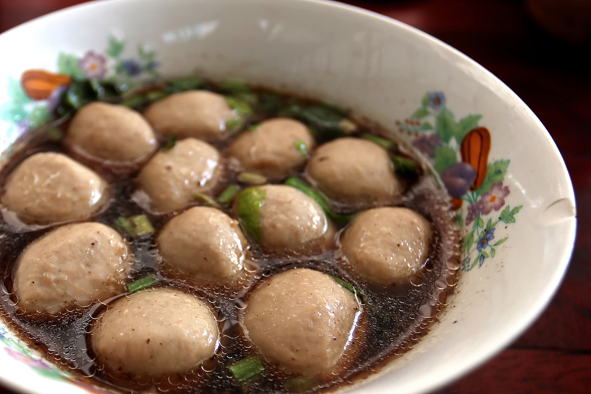 香菇肉丸是一道美味可口的家常菜肴,它以独特的口感和丰富的营养成分