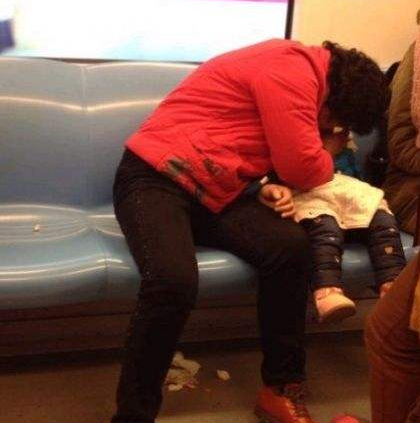 男子在地铁上霸占两个座位,驱赶抱小孩大妈,还扬言要炸地铁!