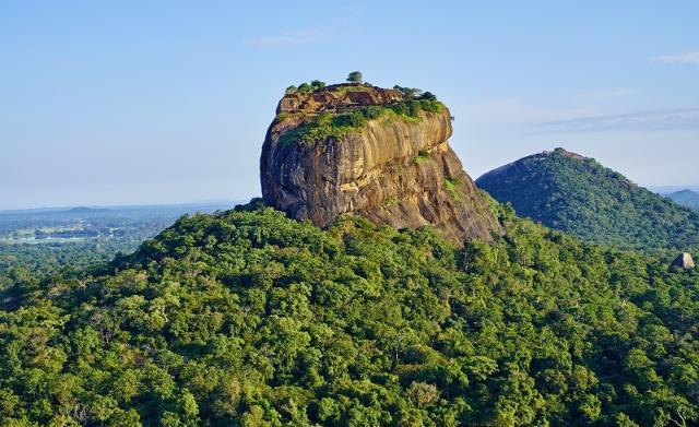 攀登狮子岩,在岩石的北端可以看到两只大狮爪,是宫殿的入口