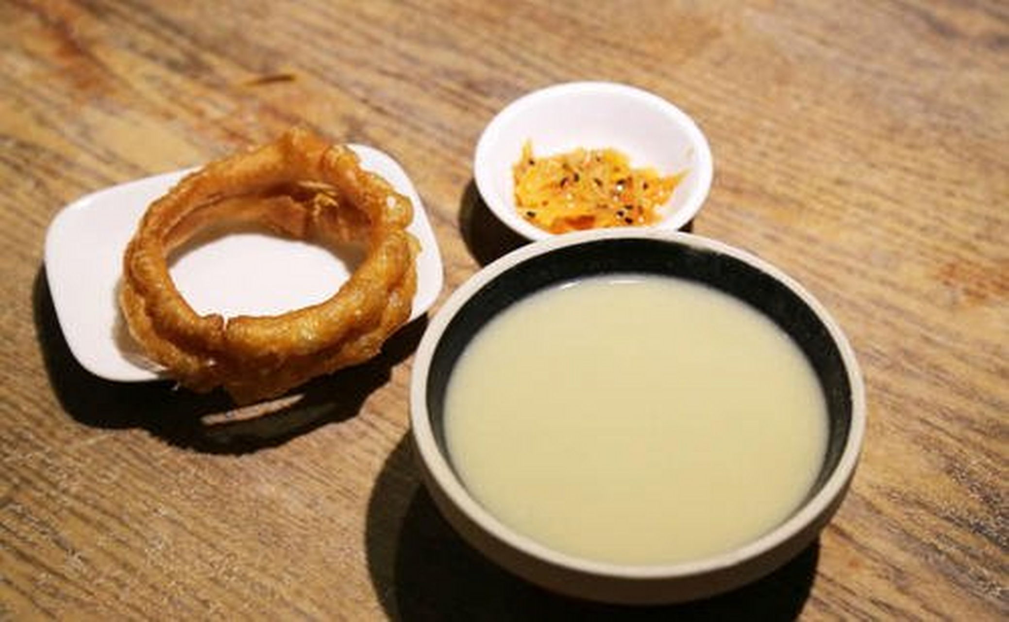 京外有地方管豆浆叫"豆汁",有位山东人初到北京,看见招牌上写着"豆汁"