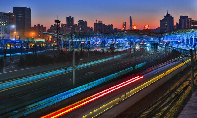 上海虹桥站是上海市一座大型高铁车站,位于上海市闵行区申贵路1500号