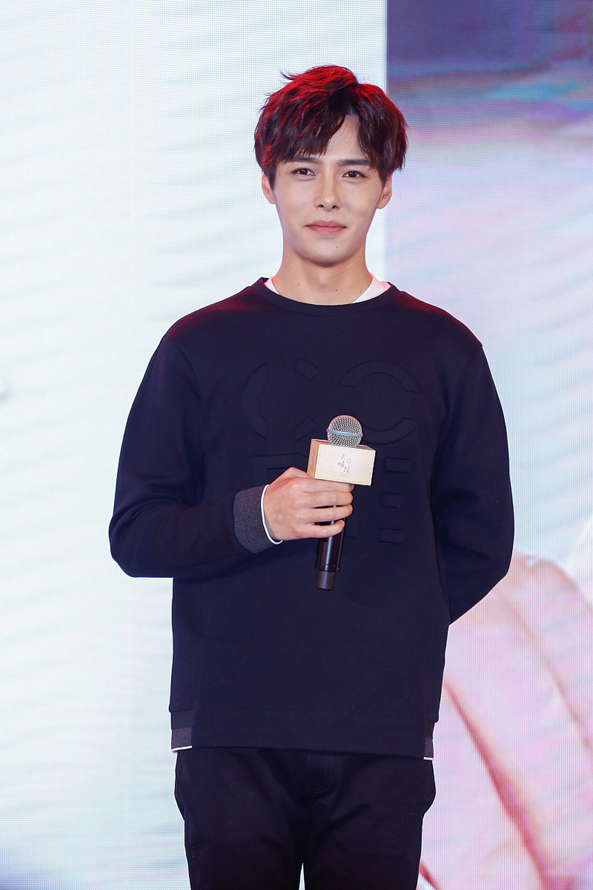 方逸伦,1992年出生于浙江嘉兴,是国内知名的男演员,歌手.