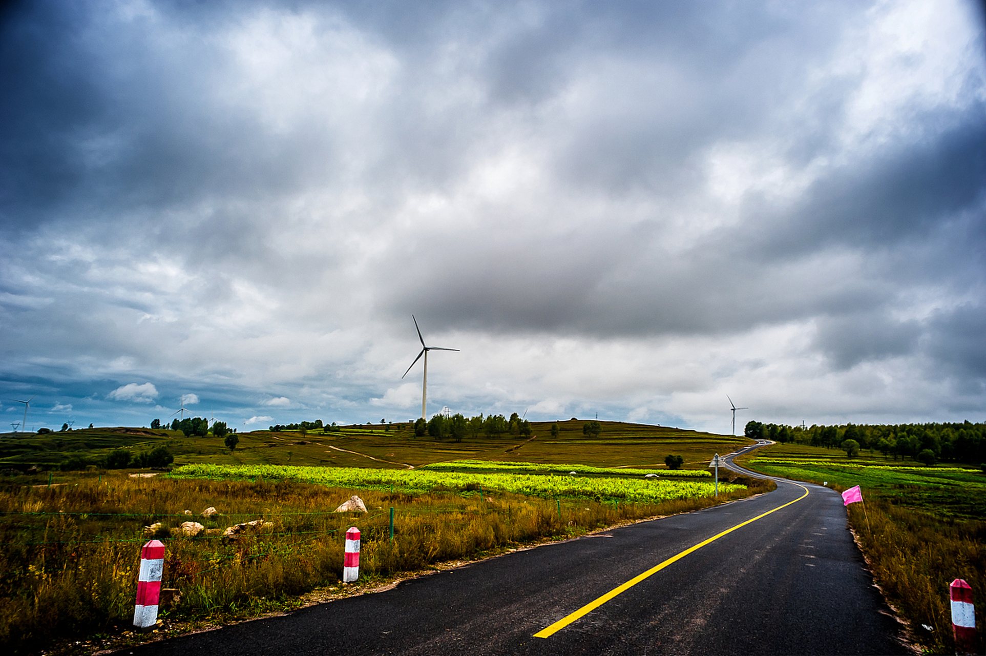 百里天路,全名为"百里画廊",它位于我国新疆的塔里木盆地边缘,是两佑