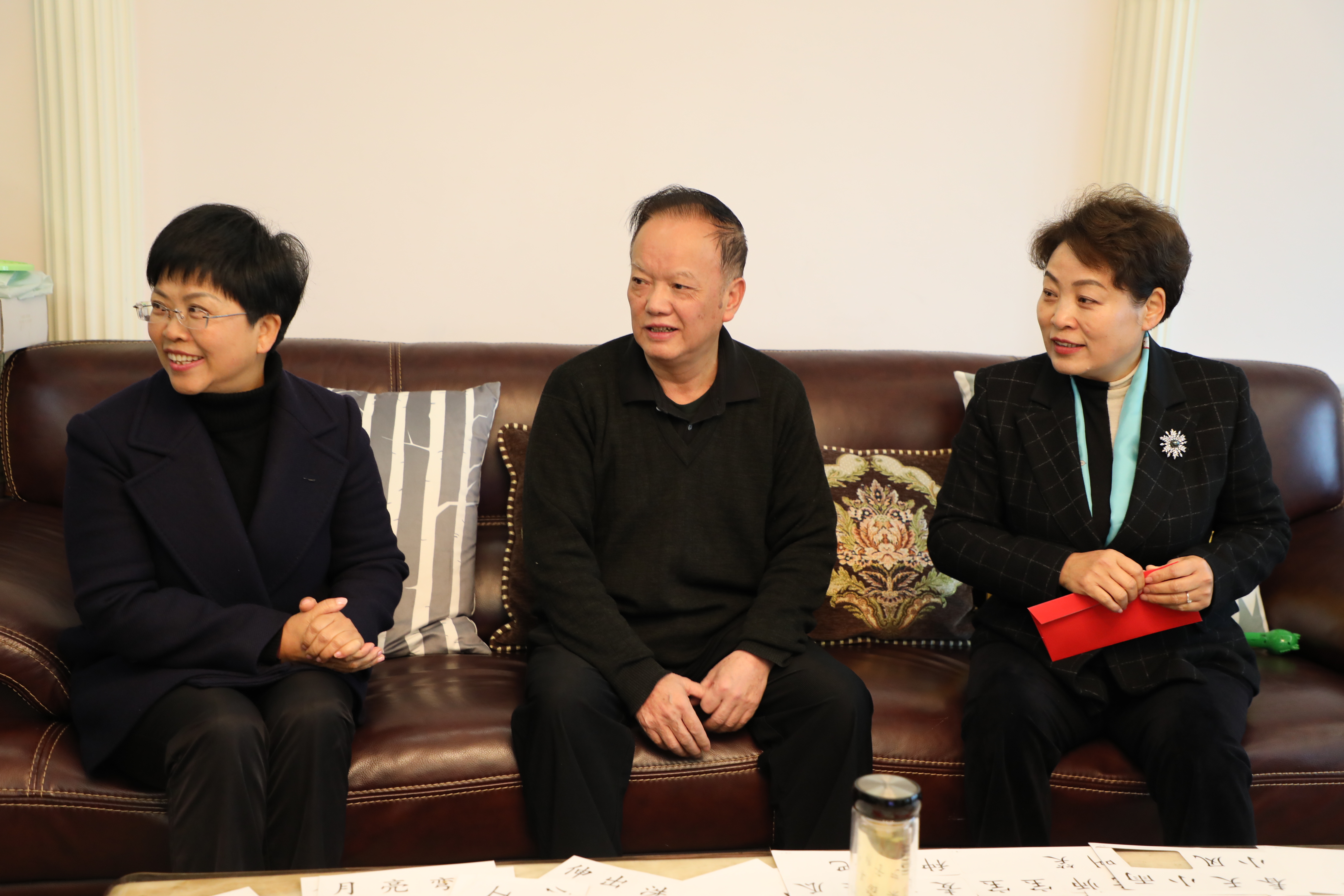 罗平县委书记吕品红走访慰问离退休老领导