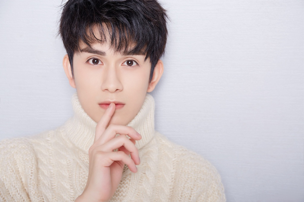 向往时尚|朱赞锦一身时尚针织粗线白毛衣搭黑色阔腿裤帅气十足